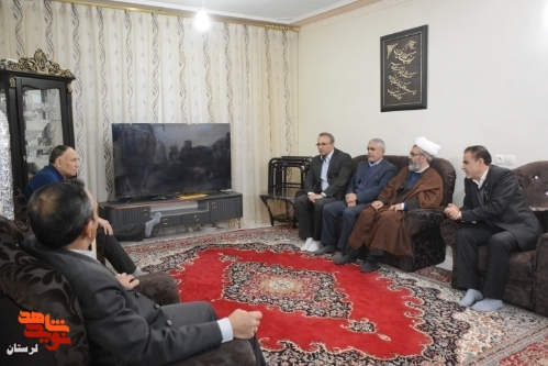 دیدار مدیرکل بنیاد شهید لرستان با خانواده شهید و جانباز دوران انقلاب