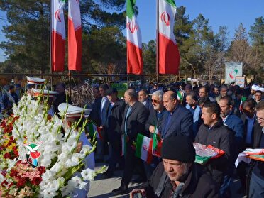 آیین ملی «میهمانی لاله‌ها» و گلباران و عطر افشانی مزار شهدا در بهشت زهرا(س) + تصاویر