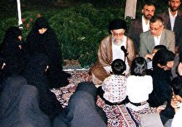 سخنان عاشقانه رهبر شهید با يك خانواده شهيد