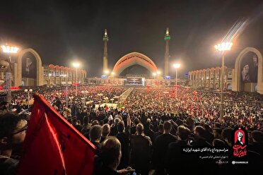 سیل خروشان امت در شب وداع با امام شهید/ شب‌زنده‌داری مردم در مصلای امام خمینی (ره)