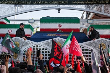 پیکر رهبر شهید پس از تشییع با بالگرد بر فراز مسیر حرکت داده می‌شود