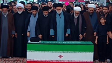 وداع آخر با رهبر شهید/ اقامه نماز بر پیکر رهبر شهید انقلاب توسط فرزند ارشد ایشان