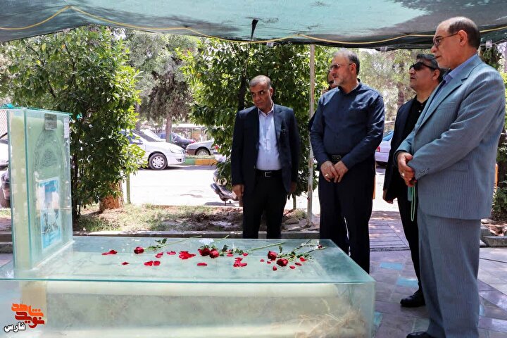 ادای احترام معاون فرهنگی و آموزشی بنیاد شهید و امور ایثارگران به مقام شامخ شهدای شیراز