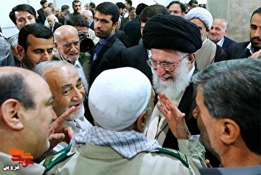 وقتی رهبر شهید سر بر شانه جانباز پارالمپیک نهاد تا درد دلش را بشنود/ امام خامنه ای غبار غم از دل‌ جانبازان می‌زدود