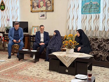 دیدار معاون رئیس جمهور و رئیس بنیاد شهید با خانواده شهیدان دباغ‌زاده / تاکید بر روایت‌گری منش شهدا برای نسل‌های آینده