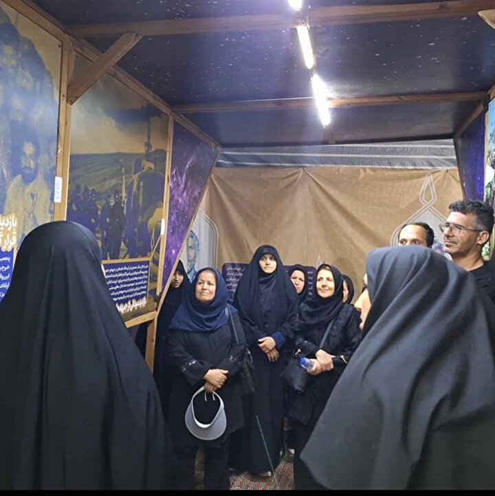 موزه سیار «در لباس سربازی» در مسیر اربعین؛ روایت سیره دفاعی قائد شهید امت برای زائران حسینی