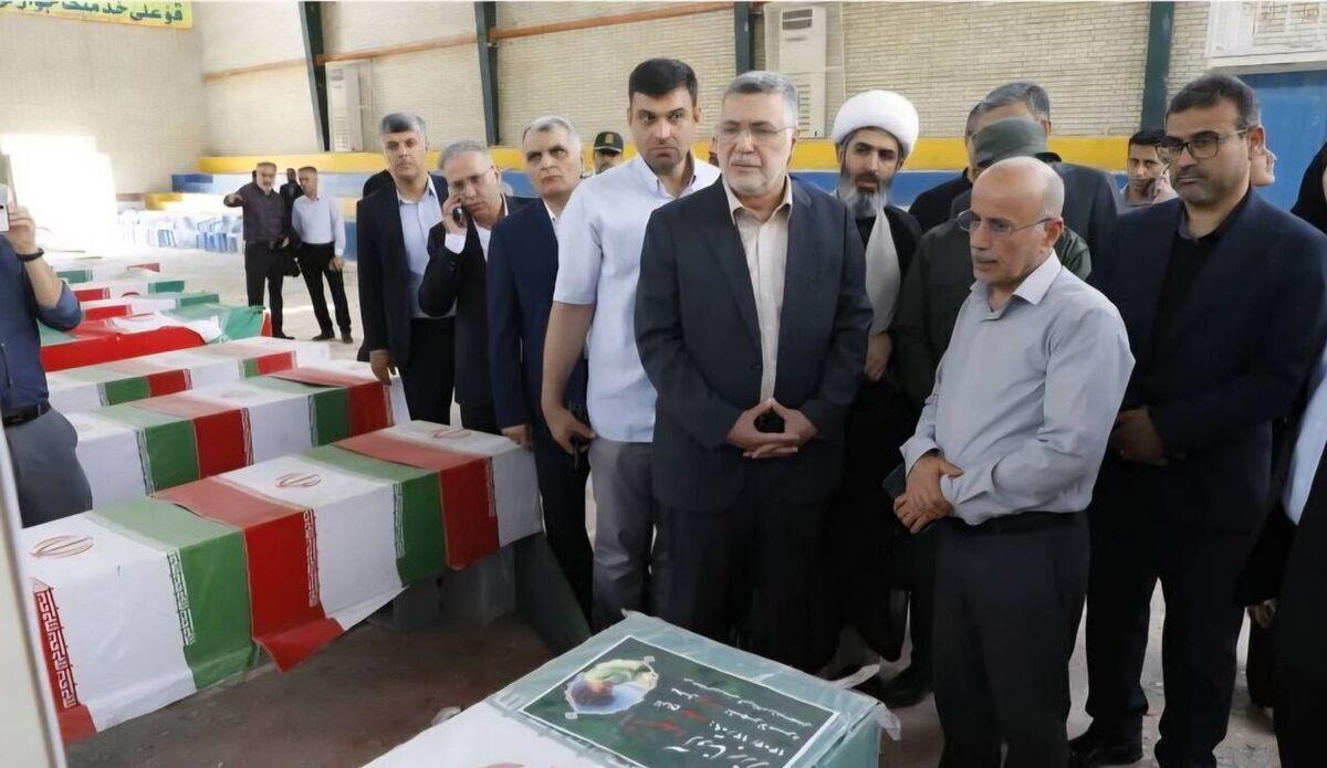 حضور وزیر بهداشت در معراج شهدای لامرد؛ ادای احترام به ۲۱ شهید جنایت موشکی
