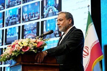 تجلیل عراقچی از معلمان و دانش‌آموزان شهید