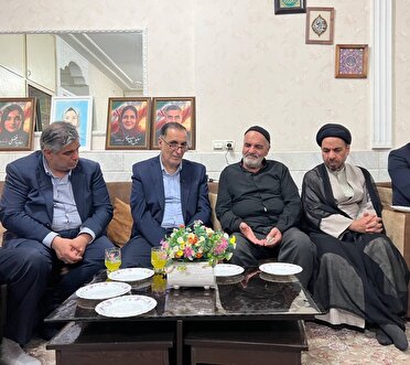 دیدار رئیس بنیاد شهید با خانواده‌ هفت شهیدی جنگ تحمیلی رمضان/ تاکید بر مستندسازی و روایت‌سازی حرفه‌ای پیام خانواده‌های شهدا و ایثارگران جهت انعکاس جهانی