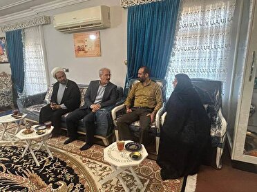 دیدار مشاور عالی رئیس بنیاد شهید و امور ایثارگران با خانواده شهید حبیب حمزه‌ای و‌ جانباز معزز نوروزی