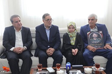 دیدار معاون رئیس‌جمهور با خانواده شهید «مهدی رحیمی»  /همه مسئولان قدردان خانواده شهدا و ایثارگران هستند