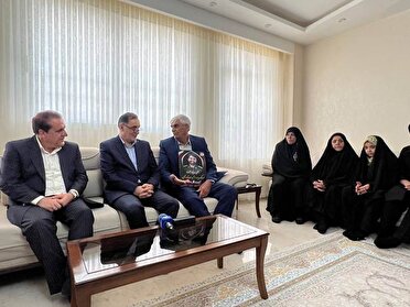 دیدار رئیس بنیاد شهید و امور ایثارگران با خانواده شهید امنیت مهدی رحیمی/همه مسوولان قدردان خانواده شهدا و ایثارگران هستند