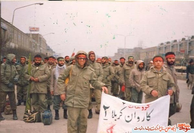 از راست ايستاده: شهيد مرتضي نظم بجنوردي - محمد صفري فرمانده گردان ايستاده کنار پرده - سمت چپ پرده برادر بهاري

مشهد زمان اعزام کاروان کربلای 2، گردان رسول الله