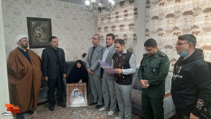 قرائت زیارت عاشورا و دیدار با مادر معزز شهید والامقام ماشاءالله مداح با حضور مدیران کل بنیاد شهید و امور اقتصاد و دارایی استان سمنان - پنجشنبه هفدهم آذر ۱۴۰۱ شهرستان سمنان 